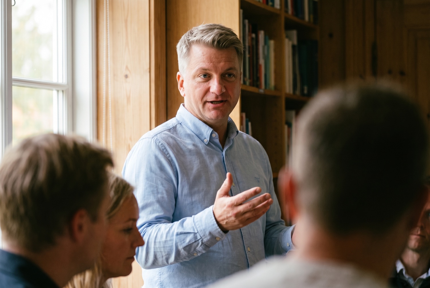 Carsten Hjorth taler til en mindre gruppe